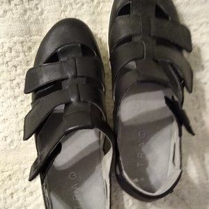 Alegria Traq Fisherman Style Sandels